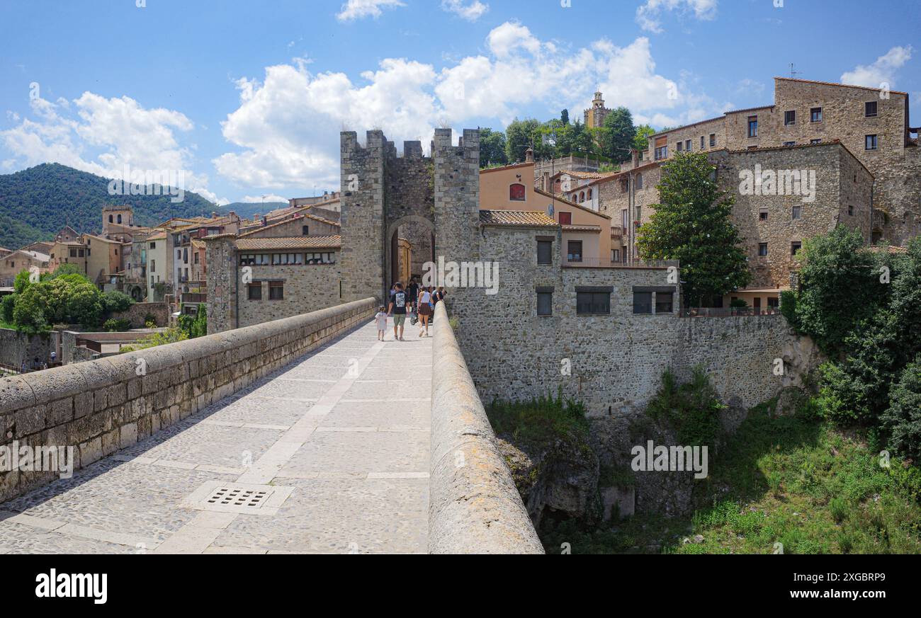 Girona, Spagna - 7 luglio 2024: Ponte medievale Pont Vell che attraversa il fiume Fluvia a Besalu, Catalogna Foto Stock