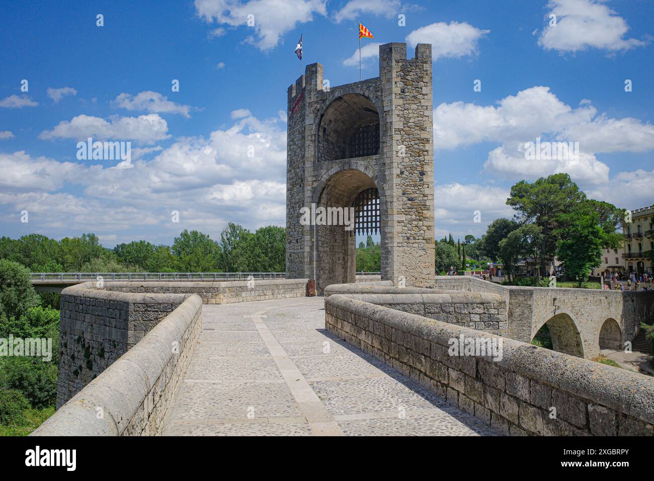 Girona, Spagna - 7 luglio 2024: Ponte medievale Pont Vell che attraversa il fiume Fluvia a Besalu, Catalogna Foto Stock