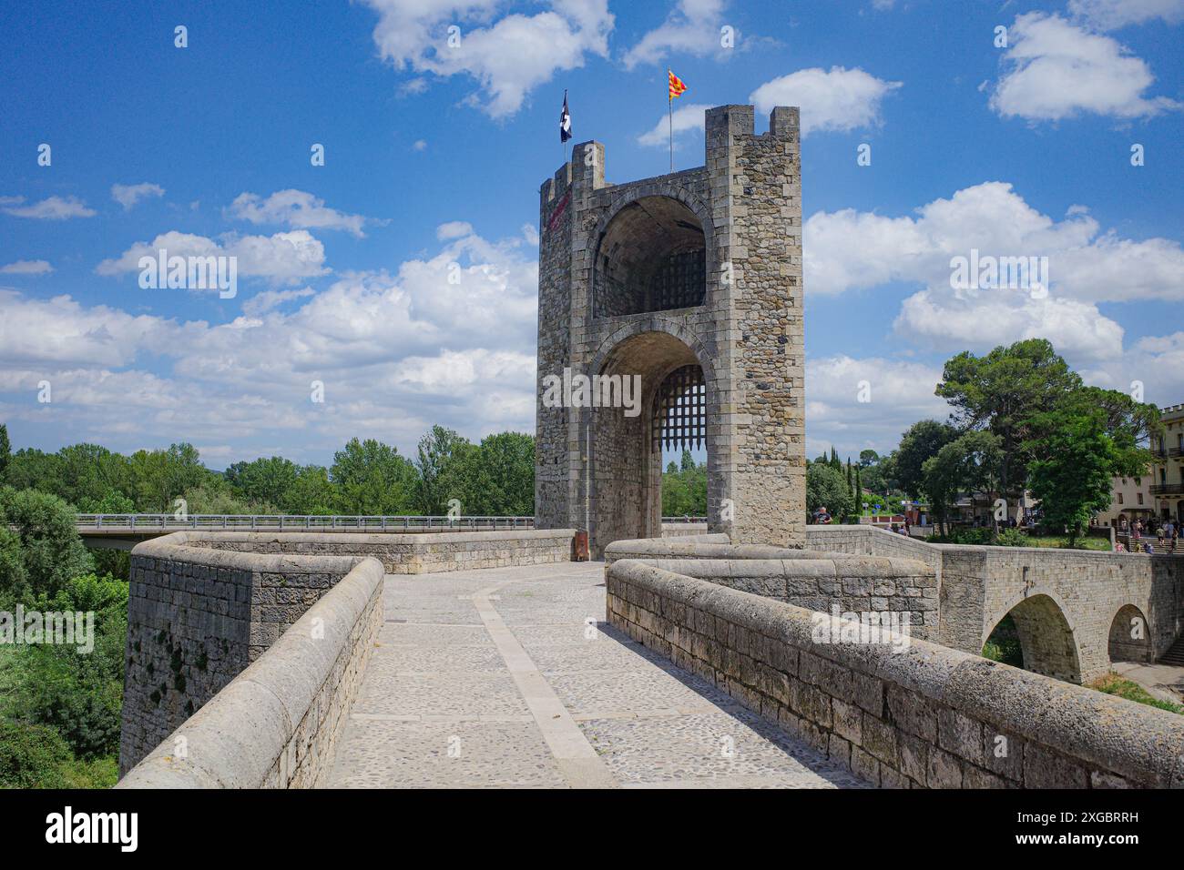 Girona, Spagna - 7 luglio 2024: Ponte medievale Pont Vell che attraversa il fiume Fluvia a Besalu, Catalogna Foto Stock