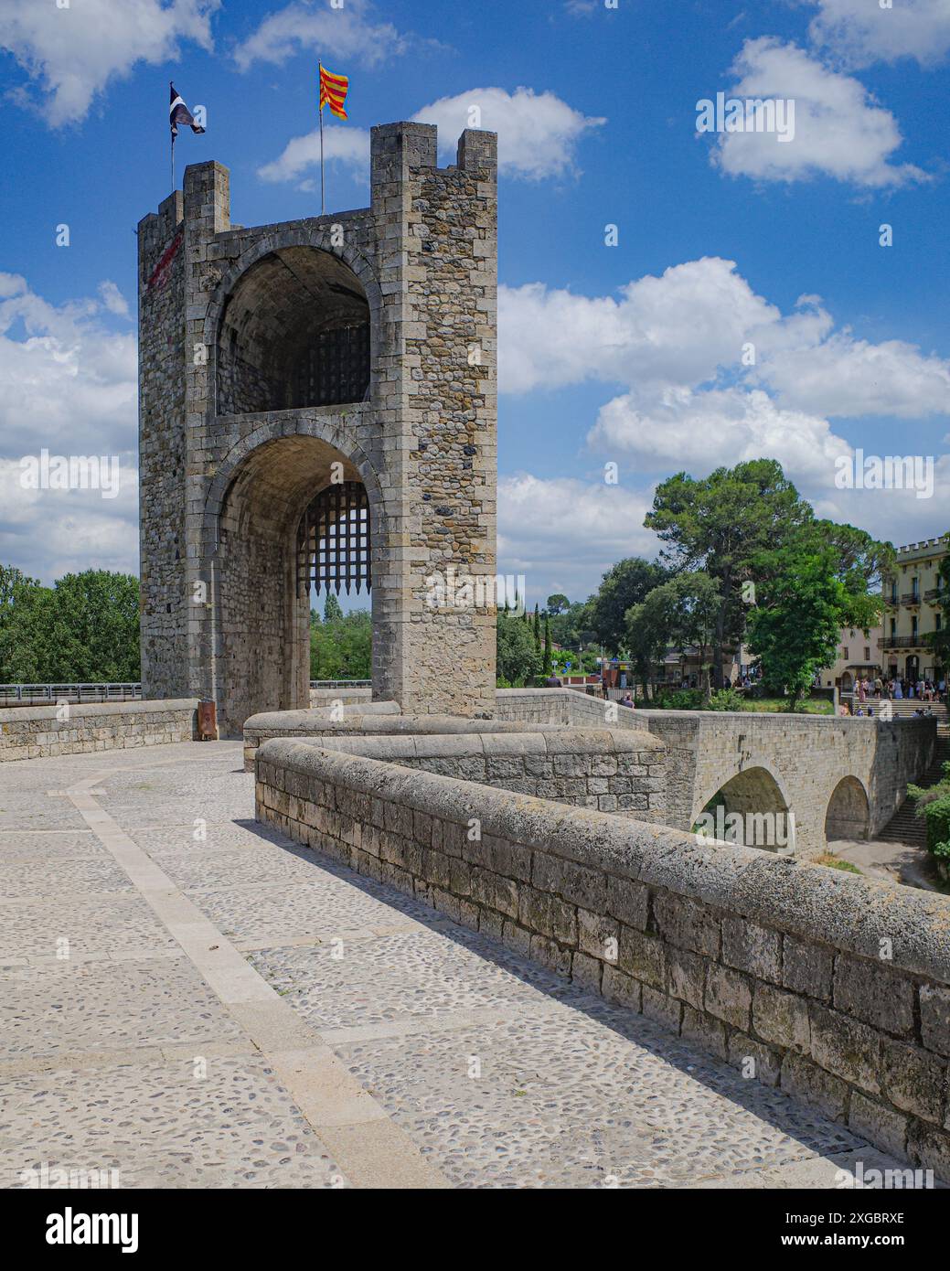 Girona, Spagna - 7 luglio 2024: Ponte medievale Pont Vell che attraversa il fiume Fluvia a Besalu, Catalogna Foto Stock