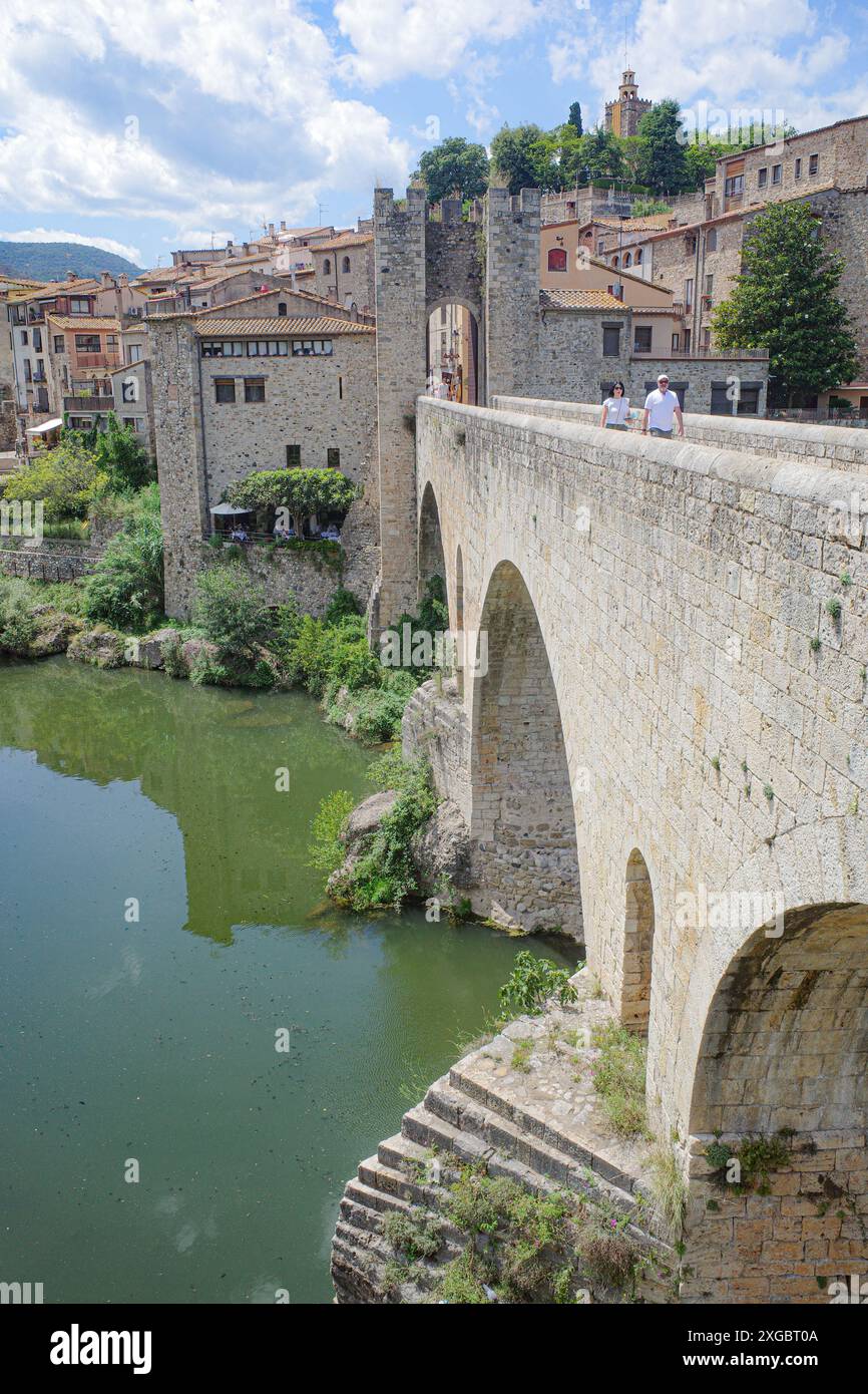 Girona, Spagna - 7 luglio 2024: Ponte medievale Pont Vell che attraversa il fiume Fluvia a Besalu, Catalogna Foto Stock