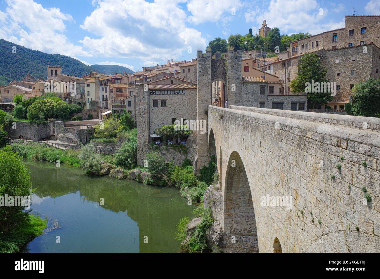Girona, Spagna - 7 luglio 2024: Ponte medievale Pont Vell che attraversa il fiume Fluvia a Besalu, Catalogna Foto Stock
