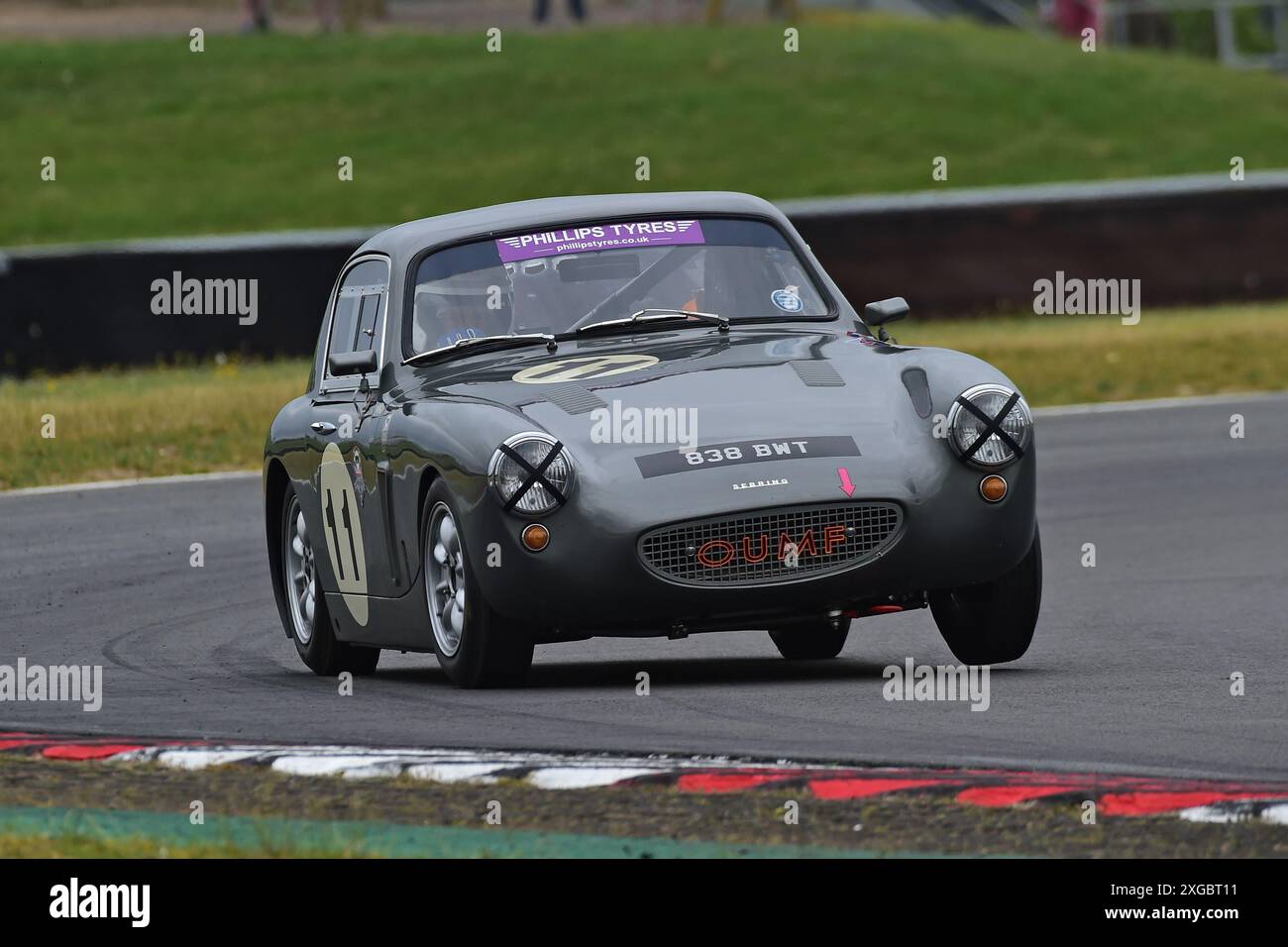 Ding Boston, Austin Healey Sebring Sprite, un evento che presenta due categorie distinte, HRDC Dunlop Allstars per vetture sportive, GT e Touring pre-1966. Foto Stock