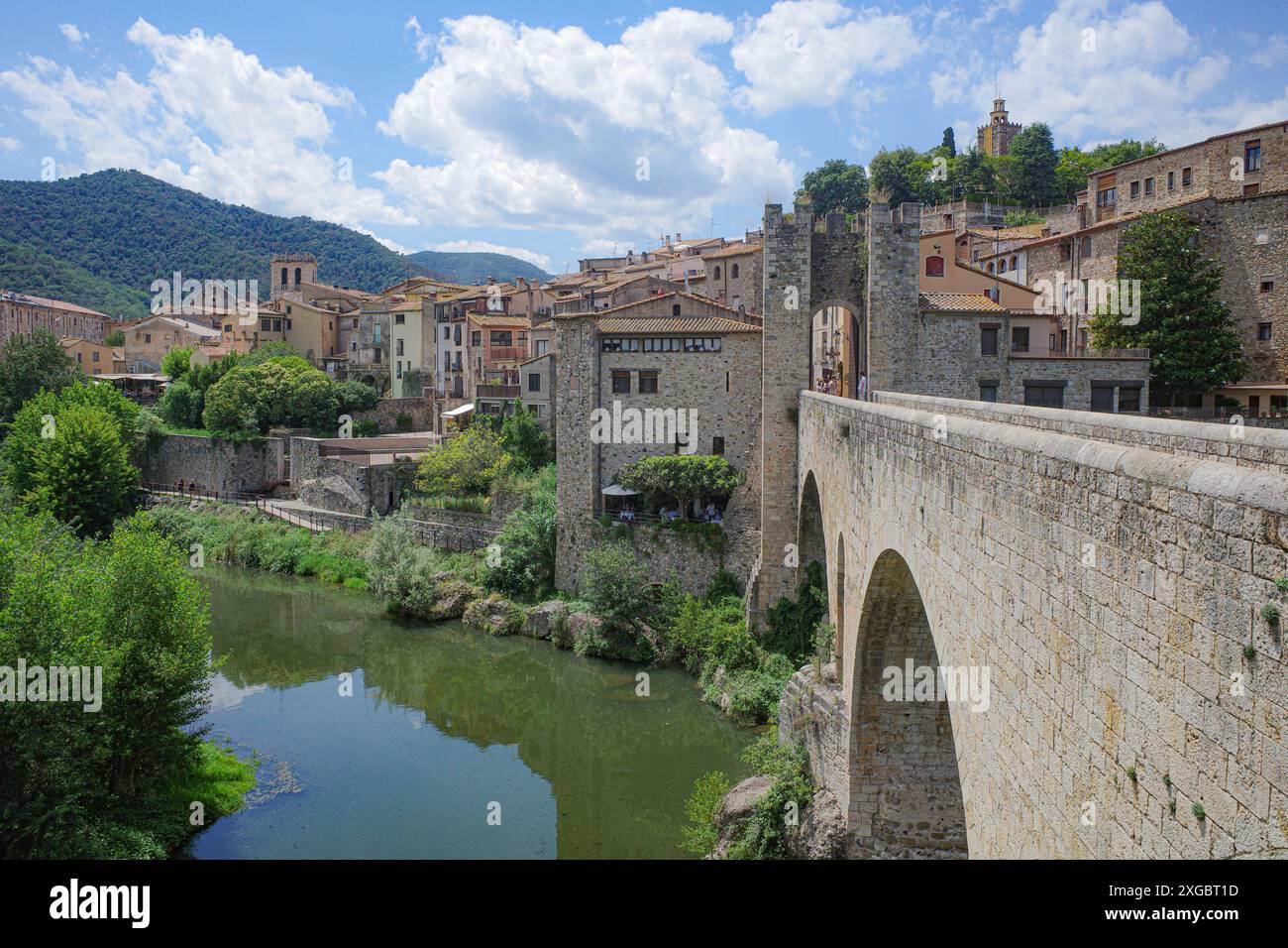 Girona, Spagna - 7 luglio 2024: Ponte medievale Pont Vell che attraversa il fiume Fluvia a Besalu, Catalogna Foto Stock