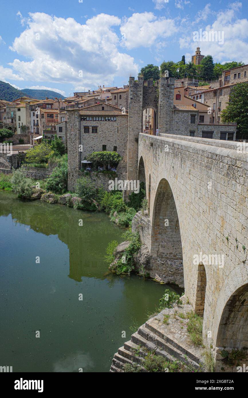 Girona, Spagna - 7 luglio 2024: Ponte medievale Pont Vell che attraversa il fiume Fluvia a Besalu, Catalogna Foto Stock