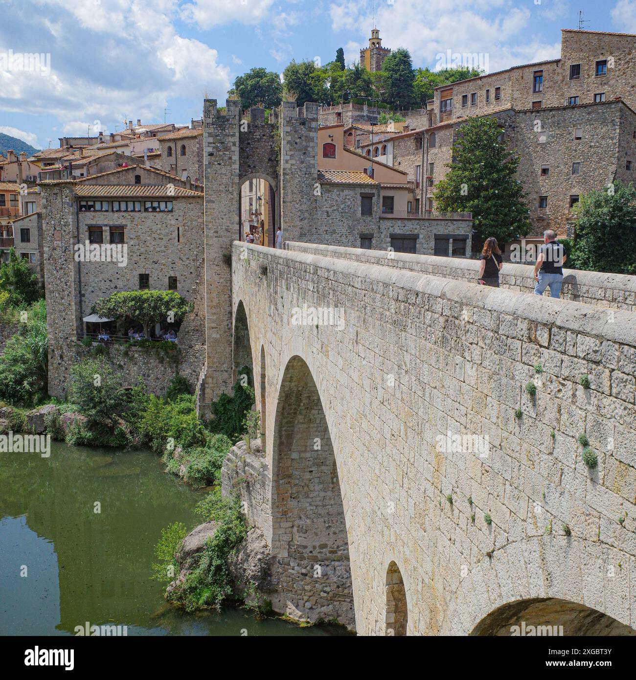 Girona, Spagna - 7 luglio 2024: Ponte medievale Pont Vell che attraversa il fiume Fluvia a Besalu, Catalogna Foto Stock