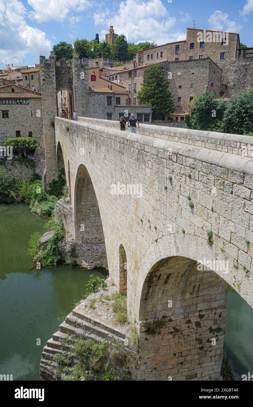 Girona, Spagna - 7 luglio 2024: Ponte medievale Pont Vell che attraversa il fiume Fluvia a Besalu, Catalogna Foto Stock