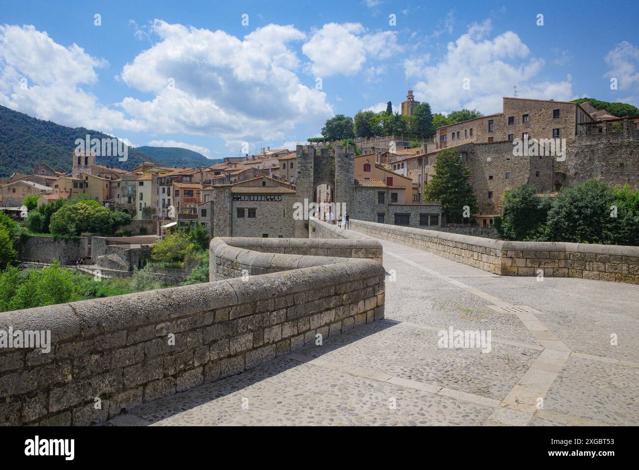 Girona, Spagna - 7 luglio 2024: Ponte medievale Pont Vell che attraversa il fiume Fluvia a Besalu, Catalogna Foto Stock