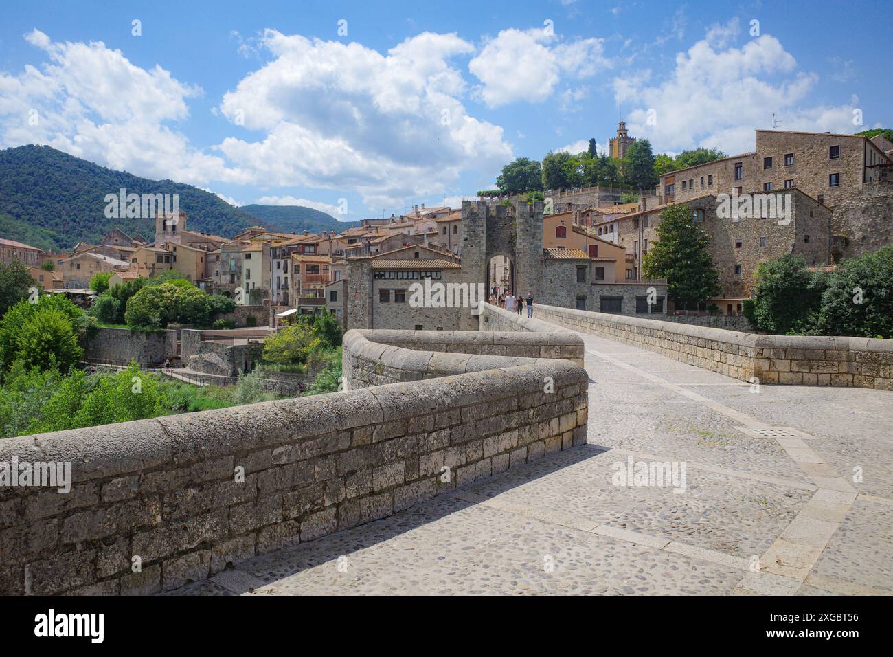Girona, Spagna - 7 luglio 2024: Ponte medievale Pont Vell che attraversa il fiume Fluvia a Besalu, Catalogna Foto Stock