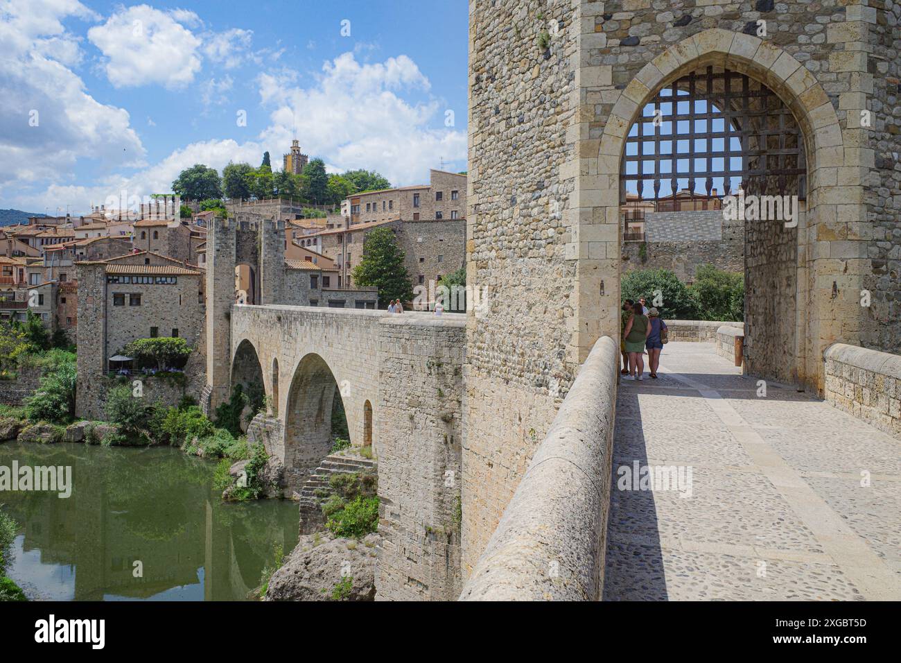 Girona, Spagna - 7 luglio 2024: Ponte medievale Pont Vell che attraversa il fiume Fluvia a Besalu, Catalogna Foto Stock