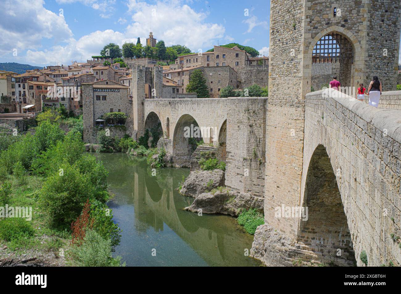 Girona, Spagna - 7 luglio 2024: Ponte medievale Pont Vell che attraversa il fiume Fluvia a Besalu, Catalogna Foto Stock