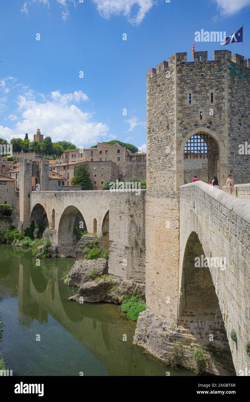 Girona, Spagna - 7 luglio 2024: Ponte medievale Pont Vell che attraversa il fiume Fluvia a Besalu, Catalogna Foto Stock
