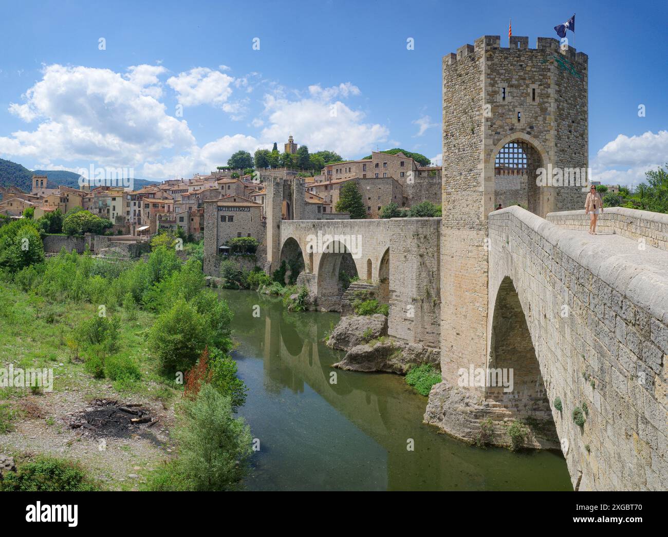 Girona, Spagna - 7 luglio 2024: Ponte medievale Pont Vell che attraversa il fiume Fluvia a Besalu, Catalogna Foto Stock