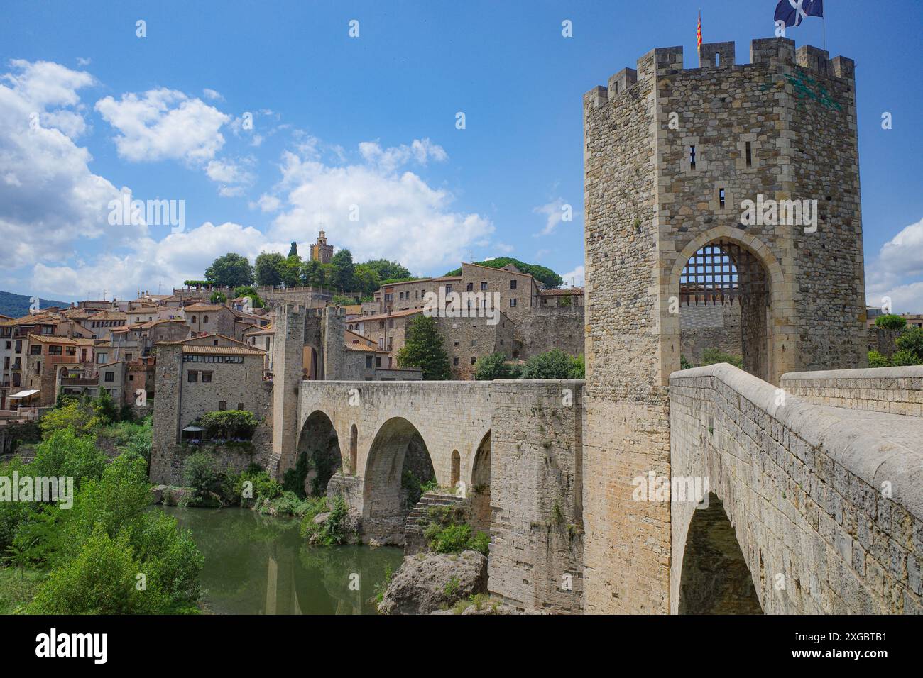 Girona, Spagna - 7 luglio 2024: Ponte medievale Pont Vell che attraversa il fiume Fluvia a Besalu, Catalogna Foto Stock