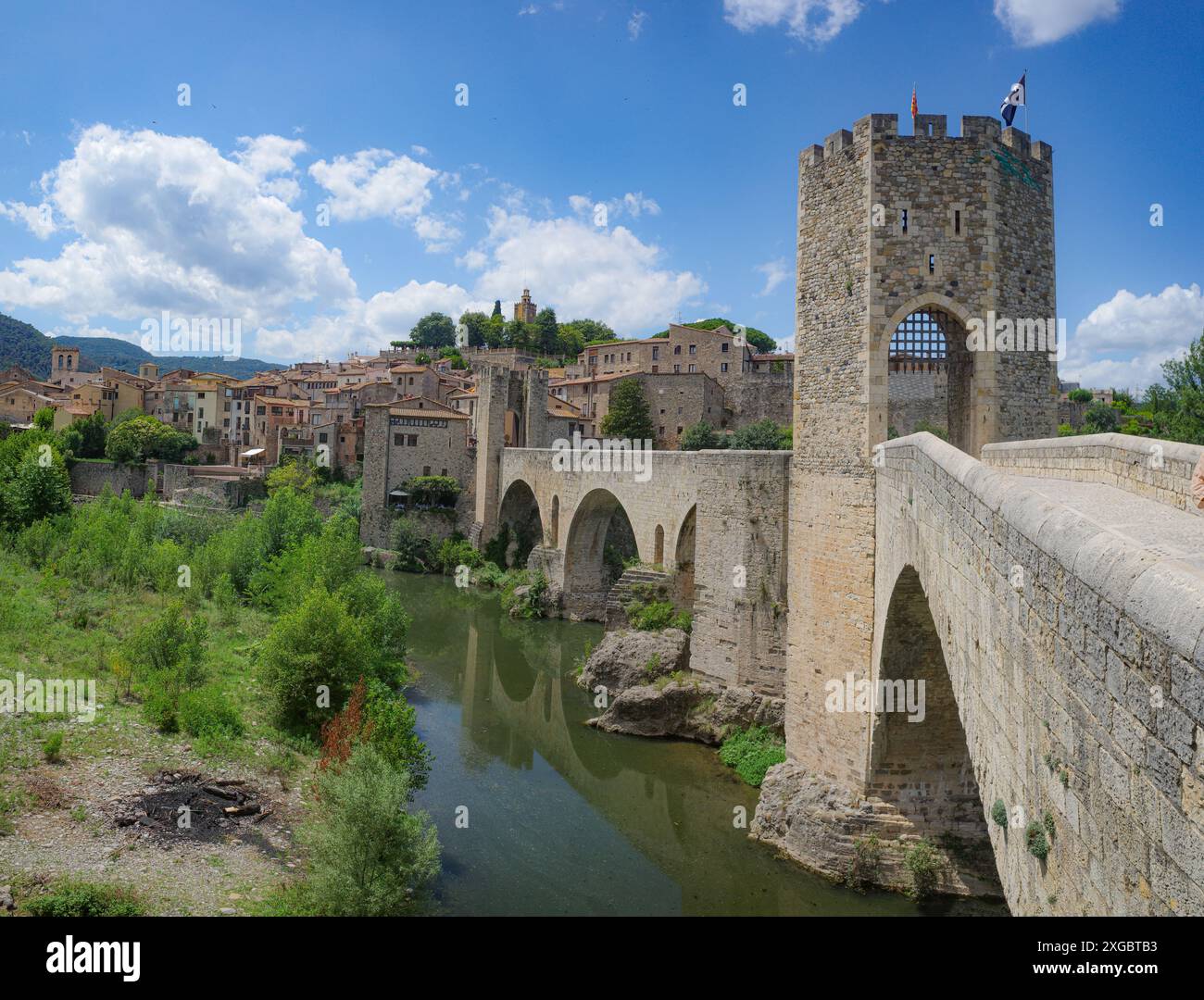 Girona, Spagna - 7 luglio 2024: Ponte medievale Pont Vell che attraversa il fiume Fluvia a Besalu, Catalogna Foto Stock