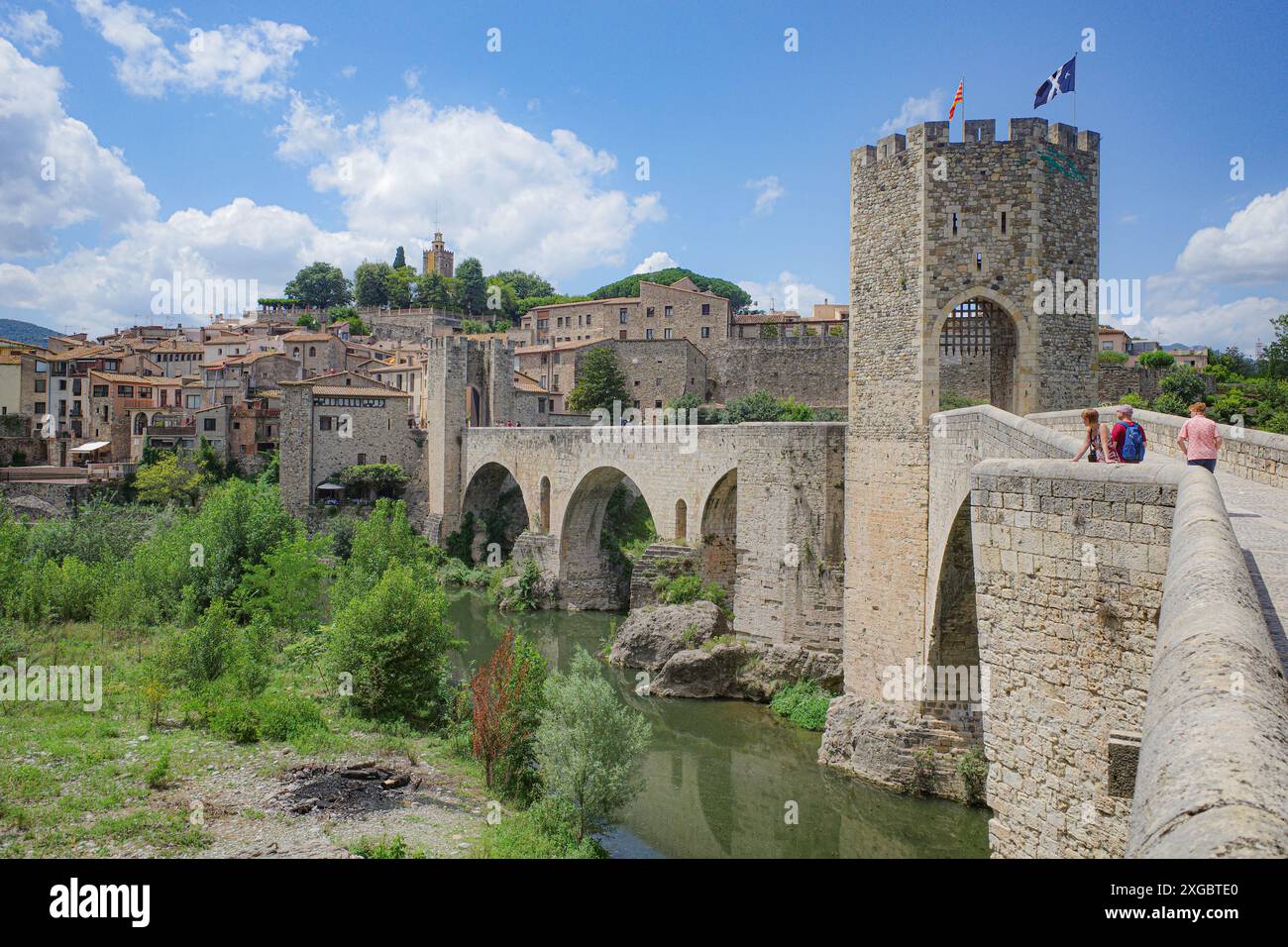 Girona, Spagna - 7 luglio 2024: Ponte medievale Pont Vell che attraversa il fiume Fluvia a Besalu, Catalogna Foto Stock