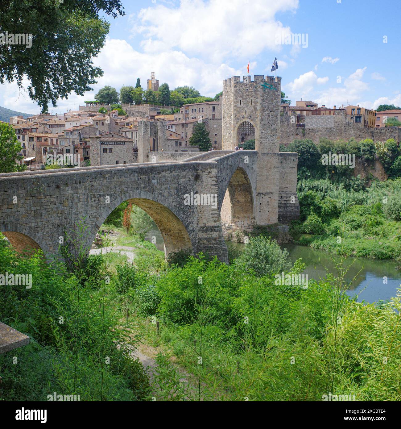 Girona, Spagna - 7 luglio 2024: Ponte medievale Pont Vell che attraversa il fiume Fluvia a Besalu, Catalogna Foto Stock