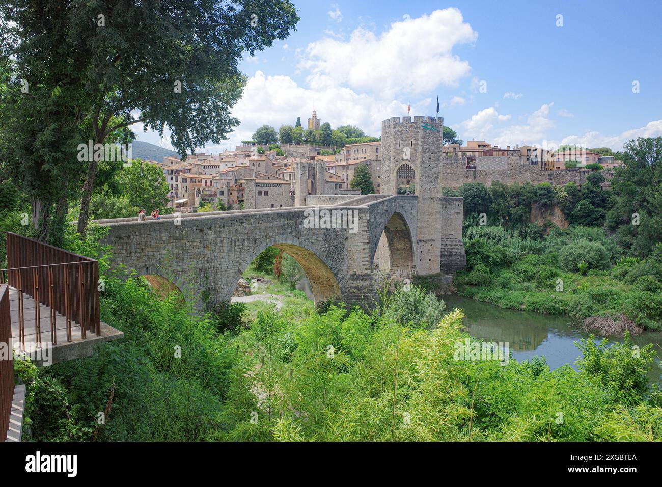Girona, Spagna - 7 luglio 2024: Ponte medievale Pont Vell che attraversa il fiume Fluvia a Besalu, Catalogna Foto Stock