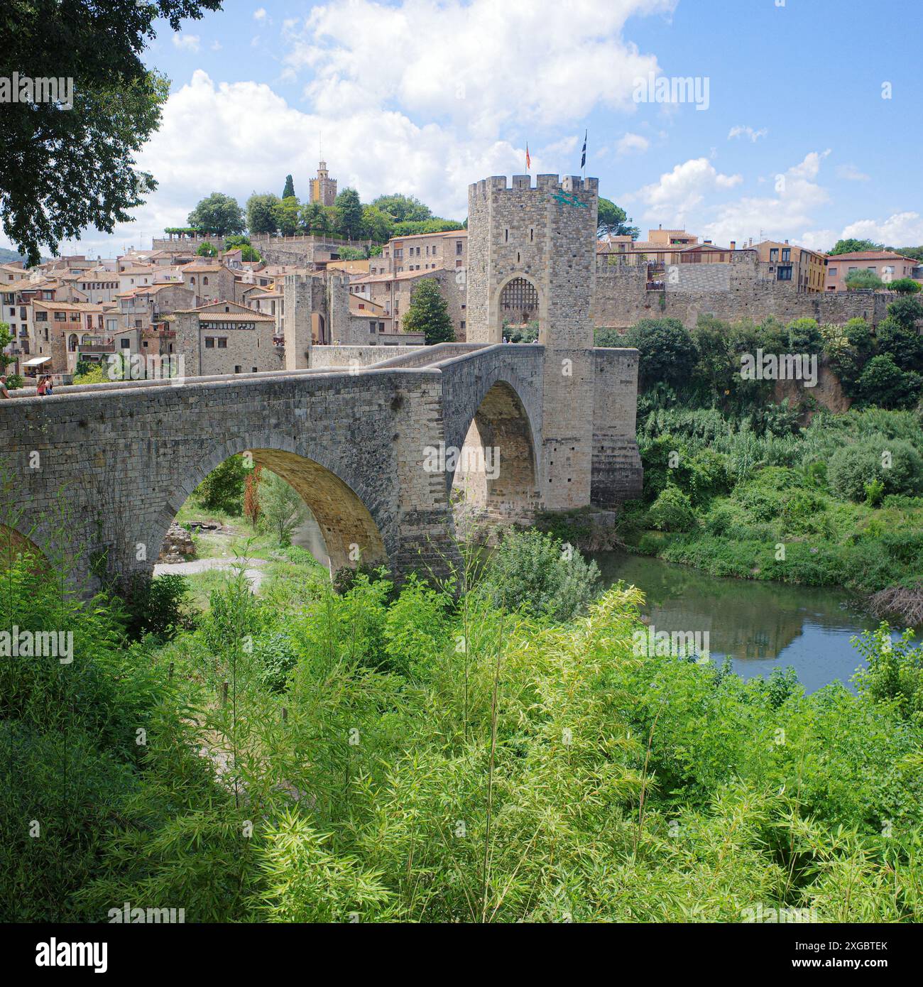 Girona, Spagna - 7 luglio 2024: Ponte medievale Pont Vell che attraversa il fiume Fluvia a Besalu, Catalogna Foto Stock