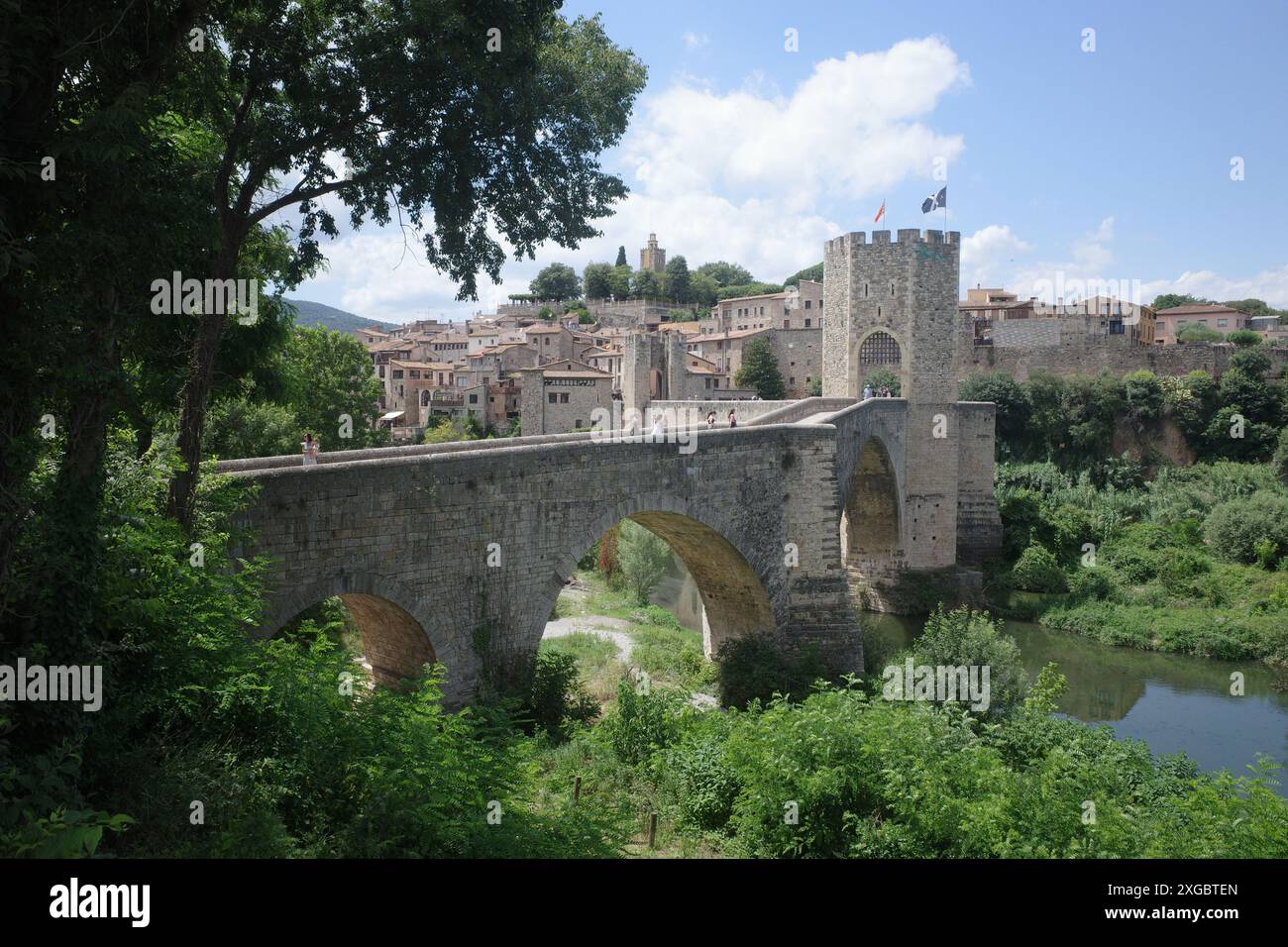 Girona, Spagna - 7 luglio 2024: Ponte medievale Pont Vell che attraversa il fiume Fluvia a Besalu, Catalogna Foto Stock