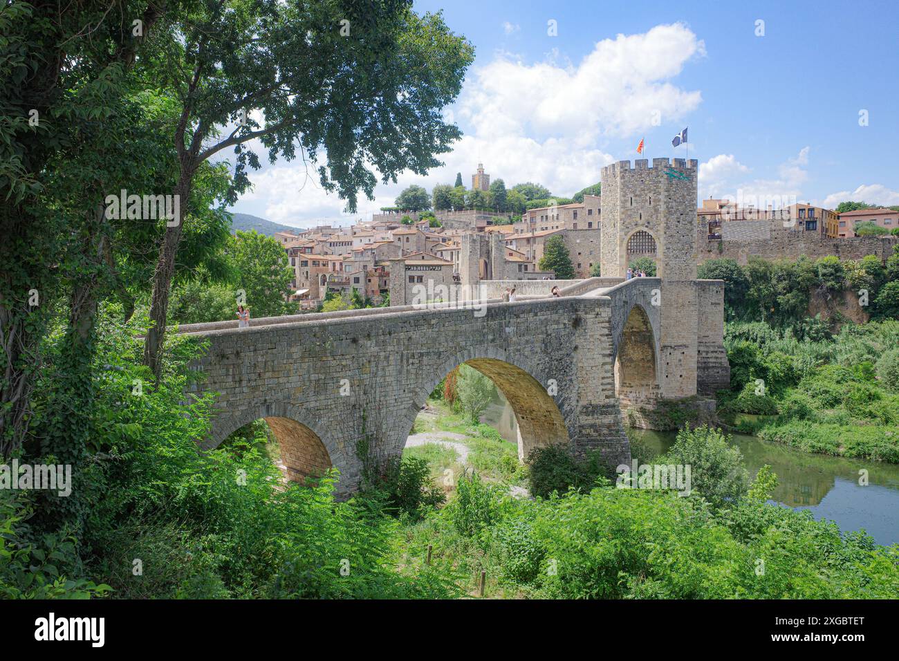 Girona, Spagna - 7 luglio 2024: Ponte medievale Pont Vell che attraversa il fiume Fluvia a Besalu, Catalogna Foto Stock
