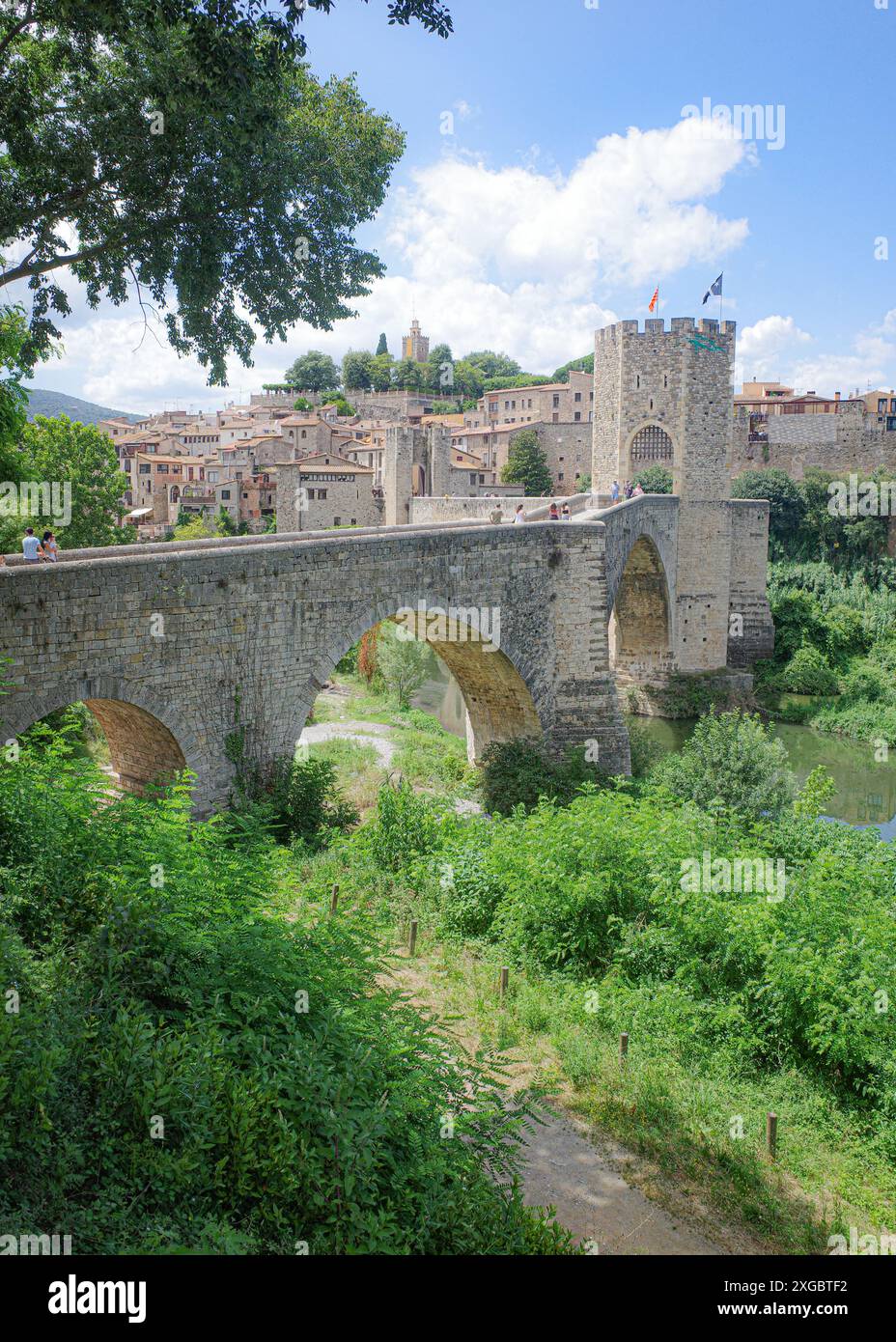 Girona, Spagna - 7 luglio 2024: Ponte medievale Pont Vell che attraversa il fiume Fluvia a Besalu, Catalogna Foto Stock