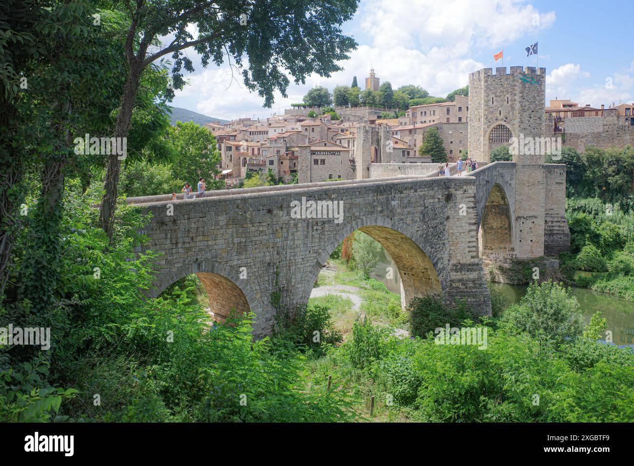 Girona, Spagna - 7 luglio 2024: Ponte medievale Pont Vell che attraversa il fiume Fluvia a Besalu, Catalogna Foto Stock
