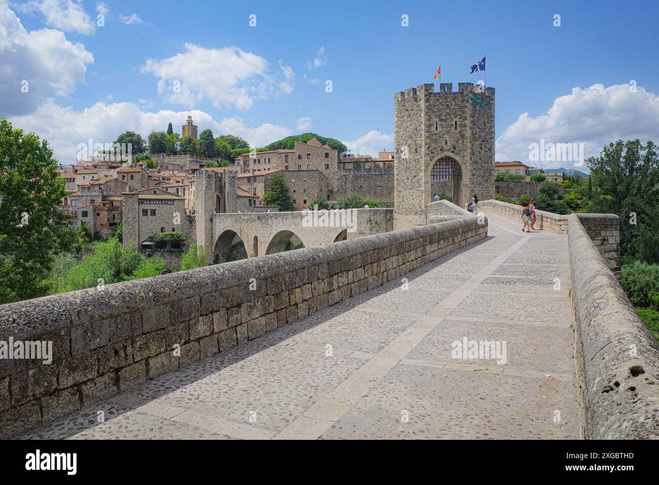 Girona, Spagna - 7 luglio 2024: Ponte medievale Pont Vell che attraversa il fiume Fluvia a Besalu, Catalogna Foto Stock