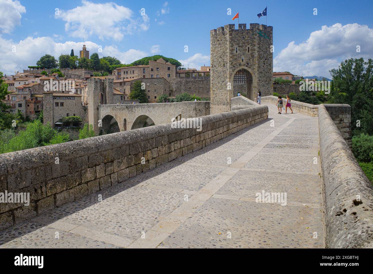 Girona, Spagna - 7 luglio 2024: Ponte medievale Pont Vell che attraversa il fiume Fluvia a Besalu, Catalogna Foto Stock