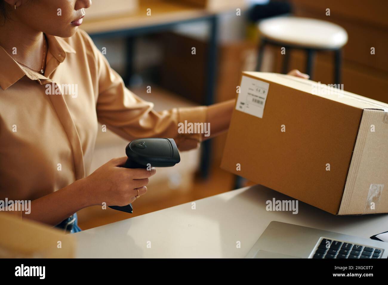 Operatore che esegue la scansione del pacco prima della spedizione Foto Stock
