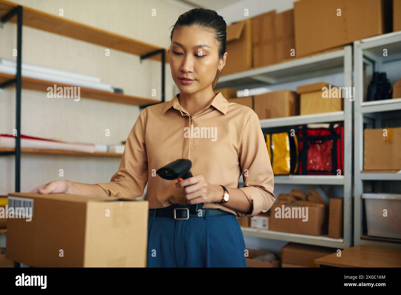 Donna che scansiona il codice dell'ordine Foto Stock