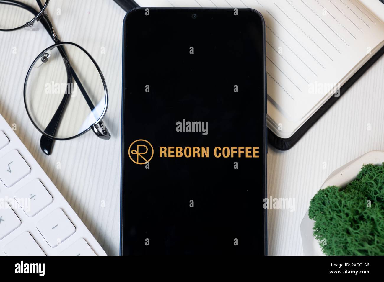 New York, Stati Uniti - 11 giugno 2024: Logo Reborn Coffee sullo schermo del telefono, icona dell'azienda. Foto Stock