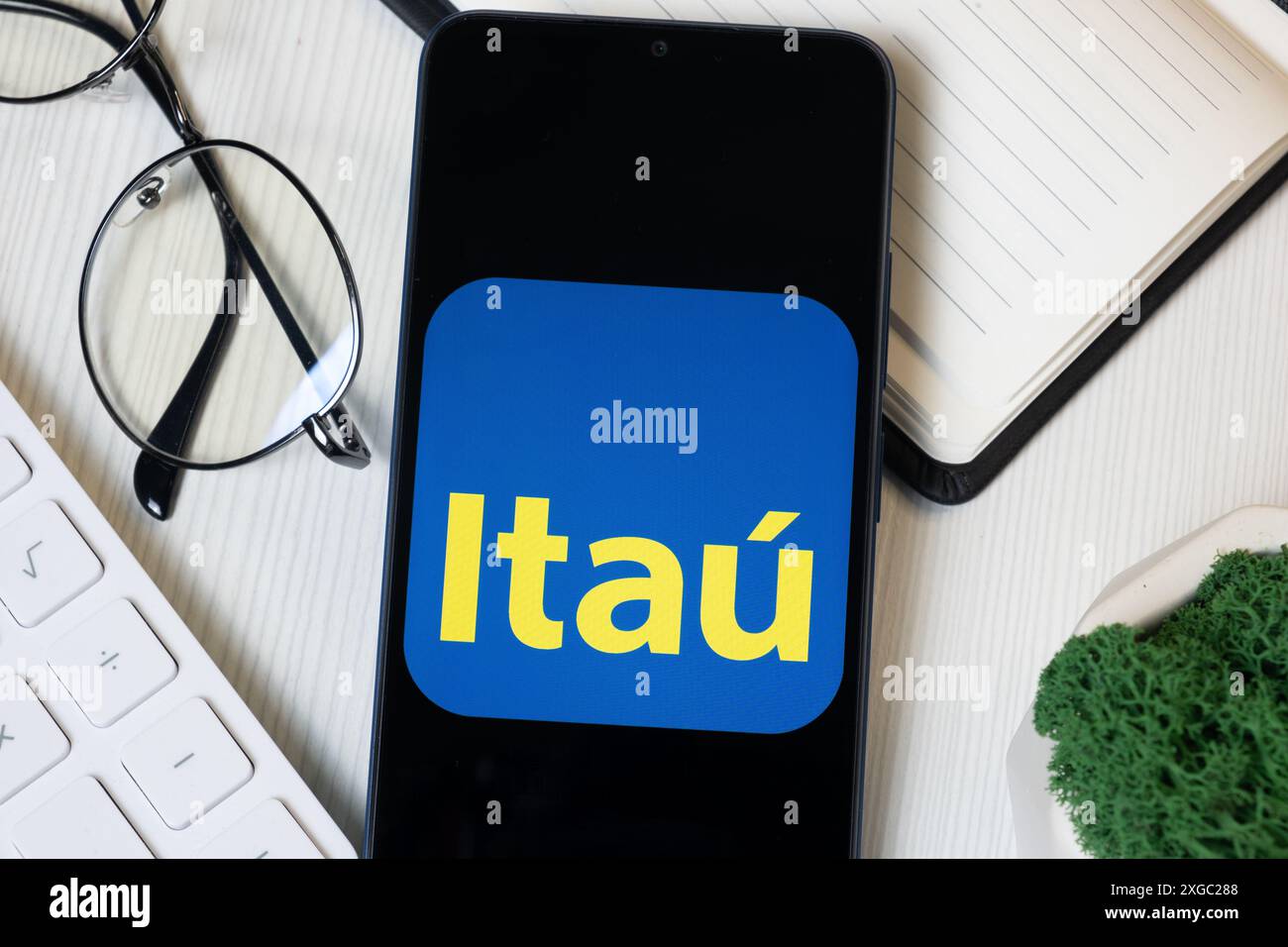New York, USA - 11 giugno 2024: Logo Itau Unibanco sullo schermo del telefono, icona dell'azienda. Foto Stock