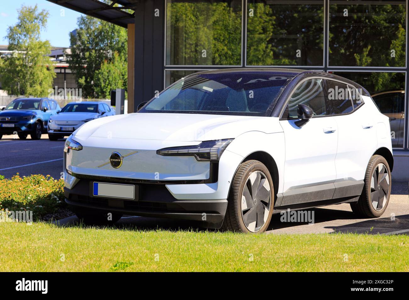 White Volvo EX30, un SUV crossover subcompatto elettrico a batteria prodotto da Volvo Cars, parcheggiato all'esterno presso la concessionaria. Salo, FI. 22 giugno 2024. Foto Stock
