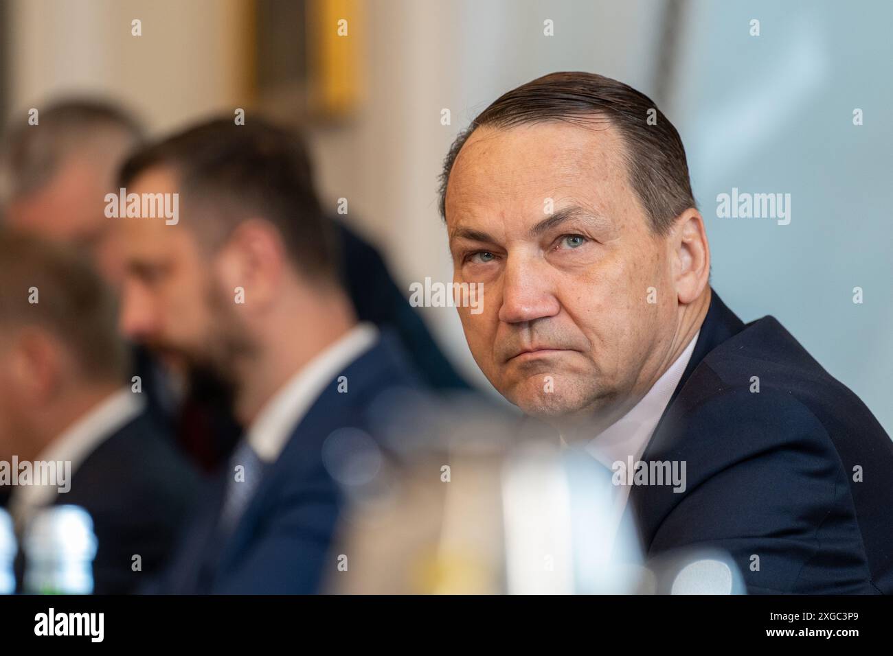 Radoslaw Sikorski Ministro degli affari Esteri ascolta il discorso di Andrzej Duda durante il Consiglio di sicurezza nazionale la riunione del Consiglio di sicurezza nazionale convocata dal presidente Andrzej Duda è iniziata lunedì mattina. Si svolge prima della partenza della delegazione polacca a Washington, DC, per il vertice della NATO. Alla riunione hanno partecipato, tra gli altri, il primo ministro Donald Tusk, il vice primo ministro e ministro della difesa nazionale Wladyslaw Kosiniak-Kamysz, il ministro degli affari esteri Radoslaw Sikorski, il capo di stato maggiore generale Wieslaw Kukula, i vicepresidenti del po Foto Stock