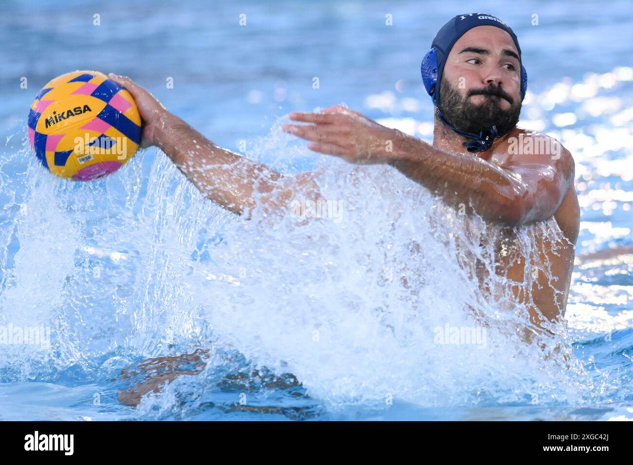 Francesco di Fulvio in azione durante la partita maschile di pallanuoto di Coppa Sardegna tra Spagna (berretti bianchi) e Italia (berretti blu) della piscina comunale di Alghero (Italia), 5 luglio 2024. Foto Stock