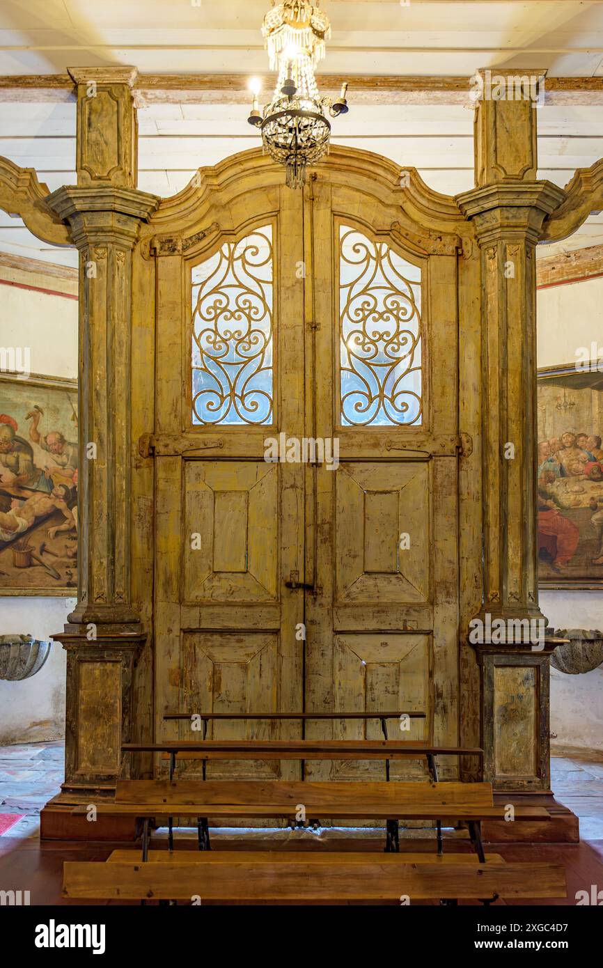 Portale in legno barocco all'interno di una chiesa storica nella città di Ouro Preto nel Minas Gerais Foto Stock