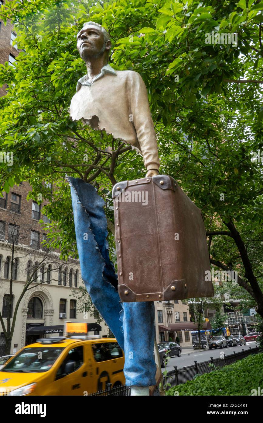 Public Art Installation, Travelers, su Park Avenue, 2024, NYC, STATI UNITI Foto Stock