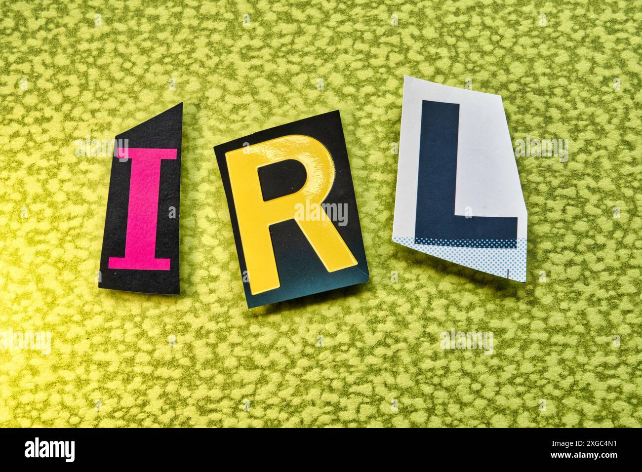 L'acronimo "IRL" slang utilizza lettere di carta ritagliate nella tipografia effetto riscatto, USA Foto Stock