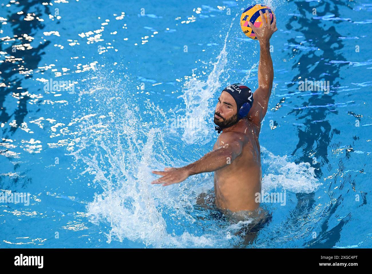 Francesco di Fulvio in azione durante la partita maschile di pallanuoto di Coppa Sardegna tra Croazia (berretti bianchi) e Italia (berretti blu) alla piscina comunale di Alghero (Italia), 6 luglio 2024. Foto Stock