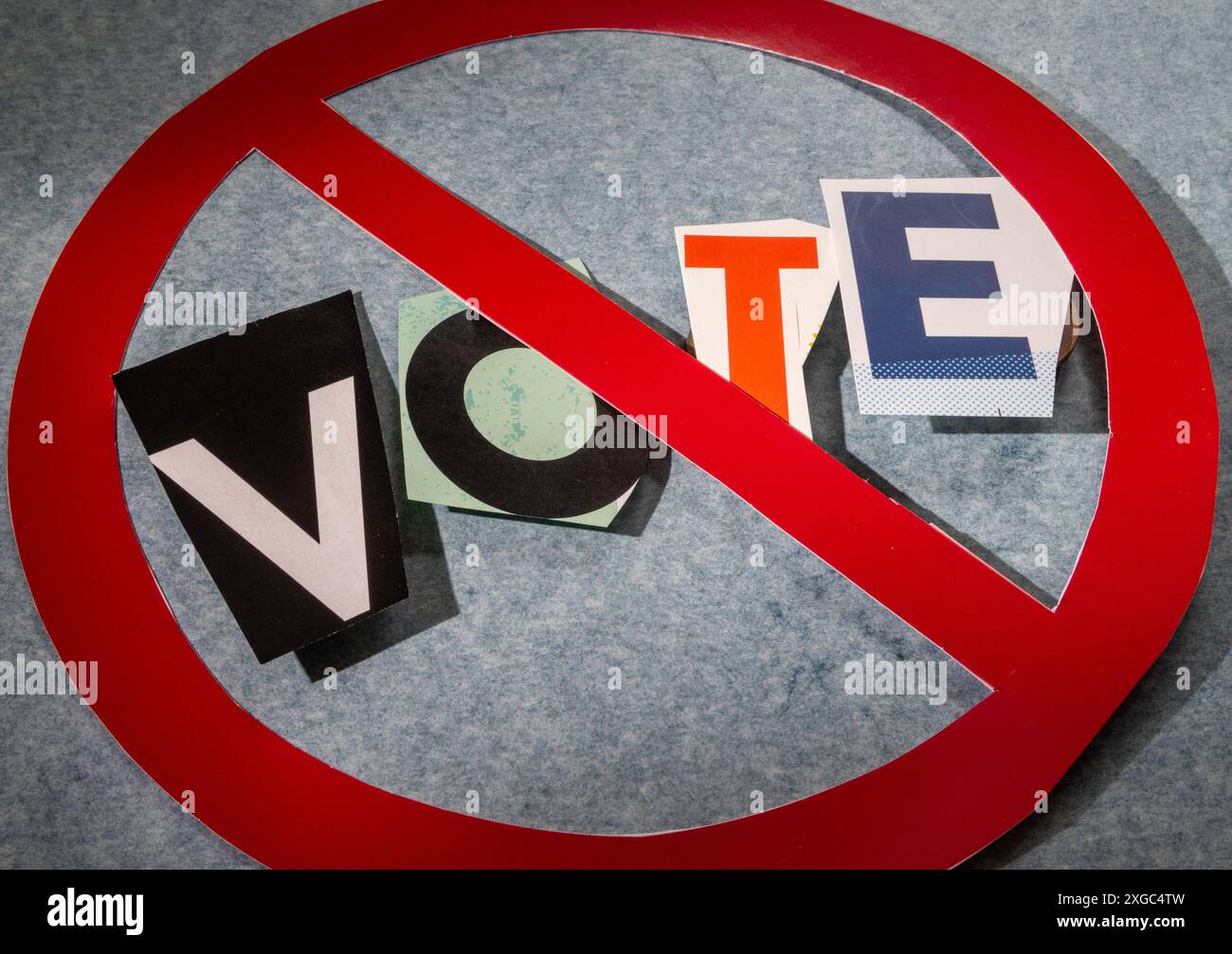 Il concetto di "Annulla voto" utilizzando lettere cartacee ritagliate nella tipografia con effetto riscatto Foto Stock