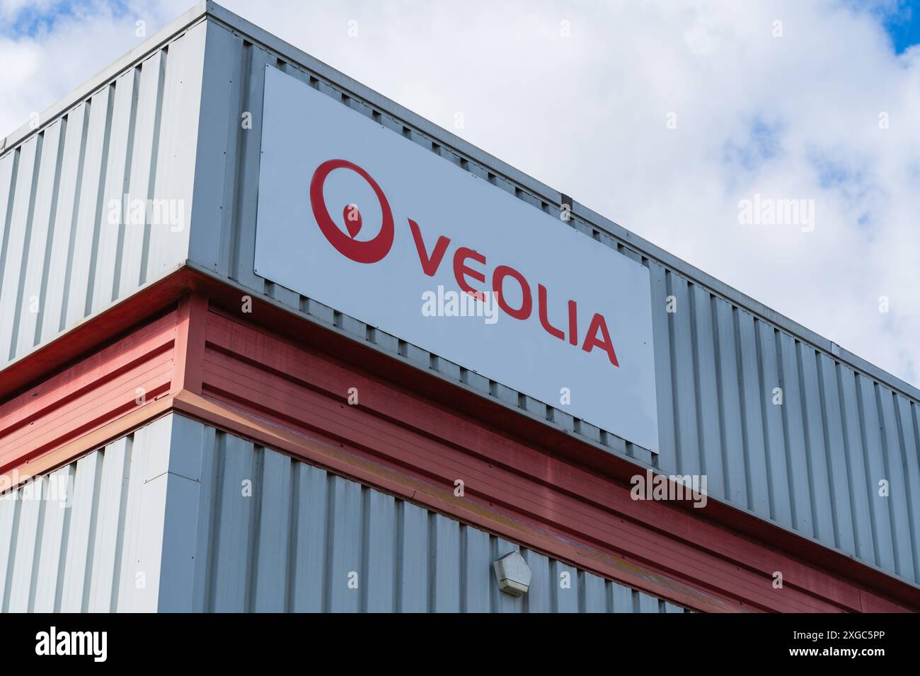 Telford, Regno Unito - 8 luglio 2024: Segnaletica esterna della società britannica di gestione dei rifiuti, Veolia Foto Stock