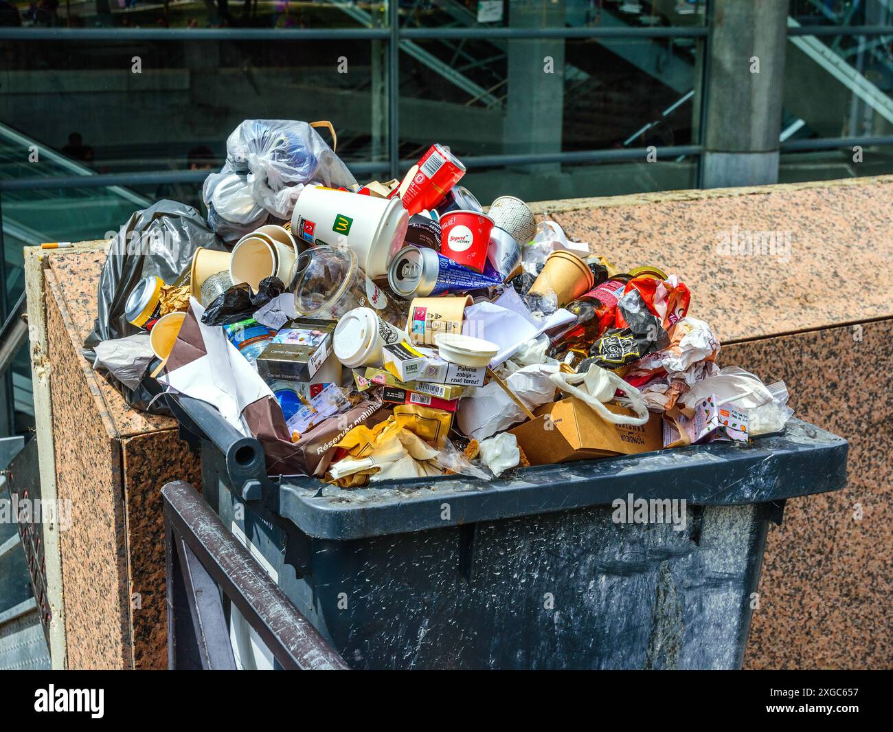 Traboccante di rifiuti fuori dalla Gare de Montparnasse, Parigi 75014, Francia. Foto Stock