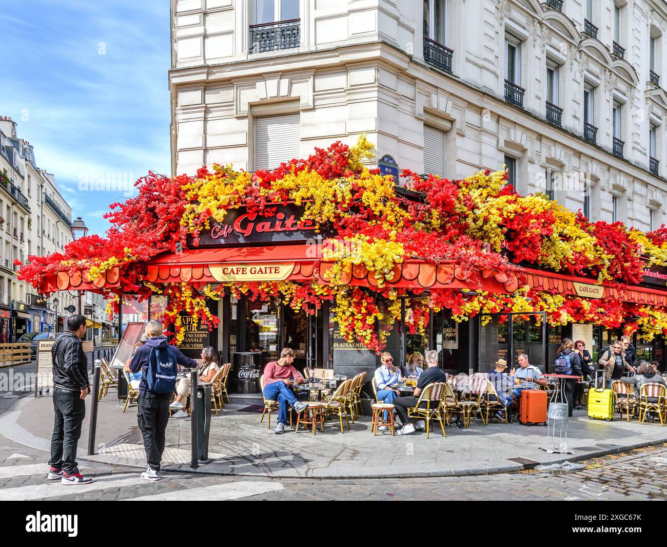 Decorazioni floreali sopra il Café Gaité in Rue de la Gaité, Parigi 75014, Francia. Foto Stock