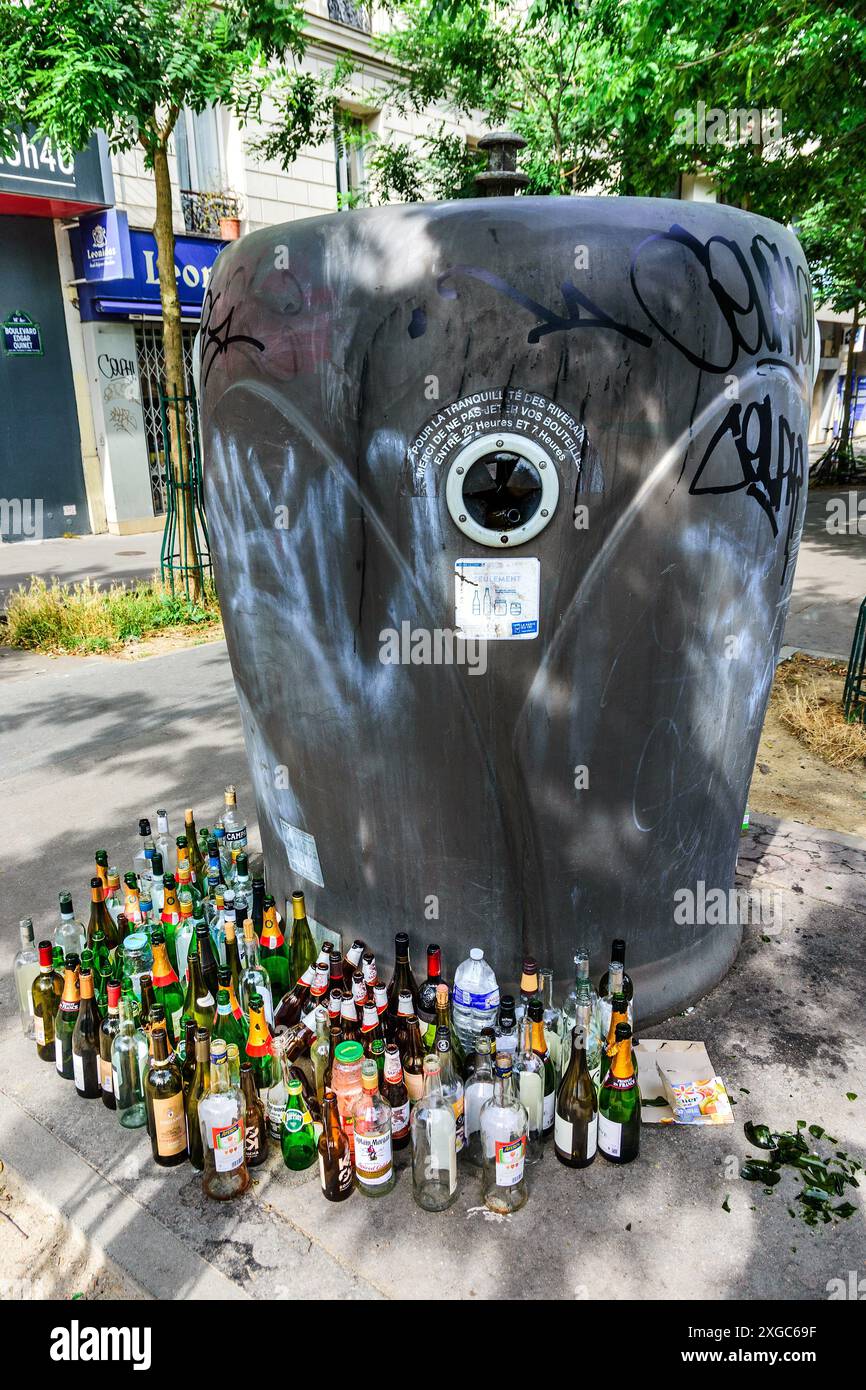 Bottiglie alla base del banco delle bottiglie - Parigi 75014, Francia. Foto Stock