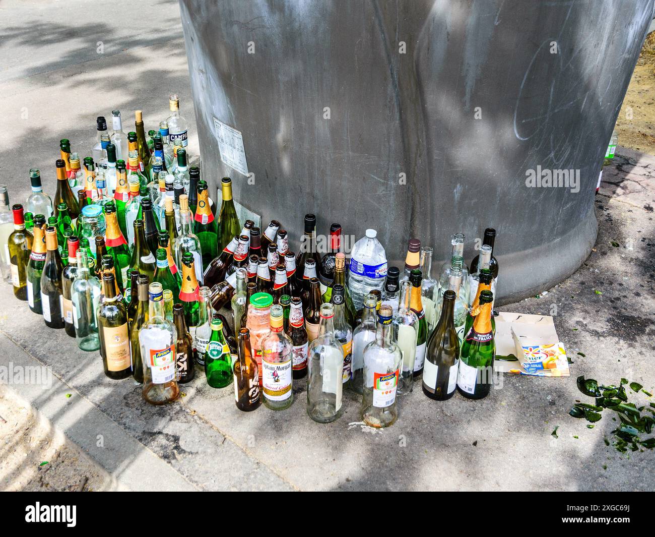 Bottiglie alla base del banco delle bottiglie - Parigi 75014, Francia. Foto Stock