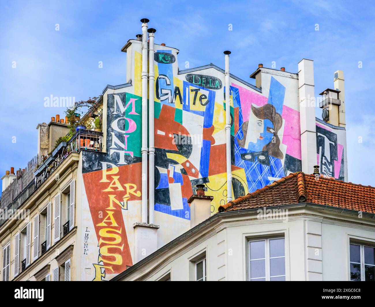 Street art dipinta muralmente sopra i tetti in Rue de la Gaite, Montparnasse, Parigi 75014, Francia Foto Stock