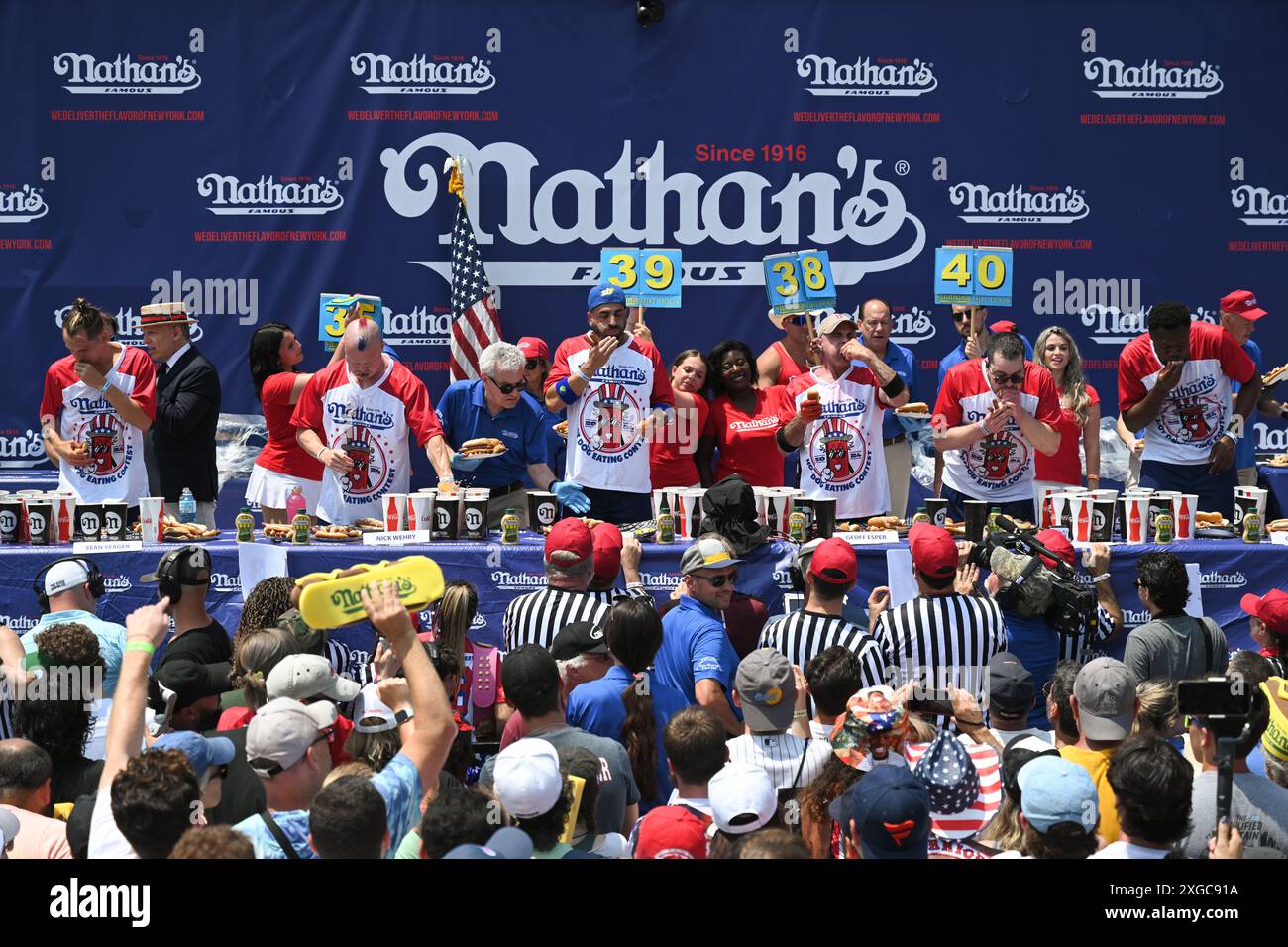 I mangiatori competitivi competono per il titolo maschile al Nathan's Annual Hot Dog Eating Contest il 4 luglio 2024 a New York. Foto Stock