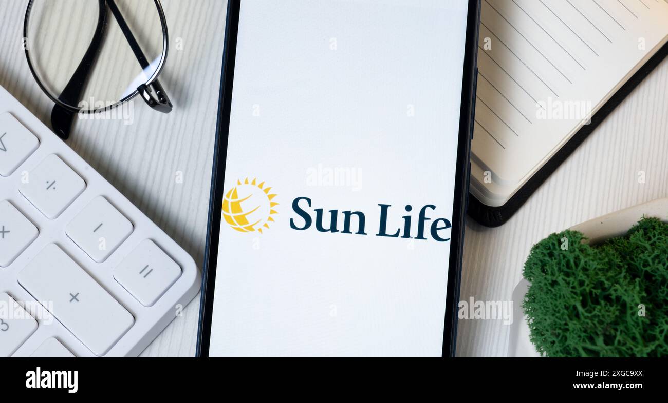 New York, USA - 11 giugno 2024: Logo finanziario Sun Life sullo schermo del telefono, icona dell'azienda. Foto Stock