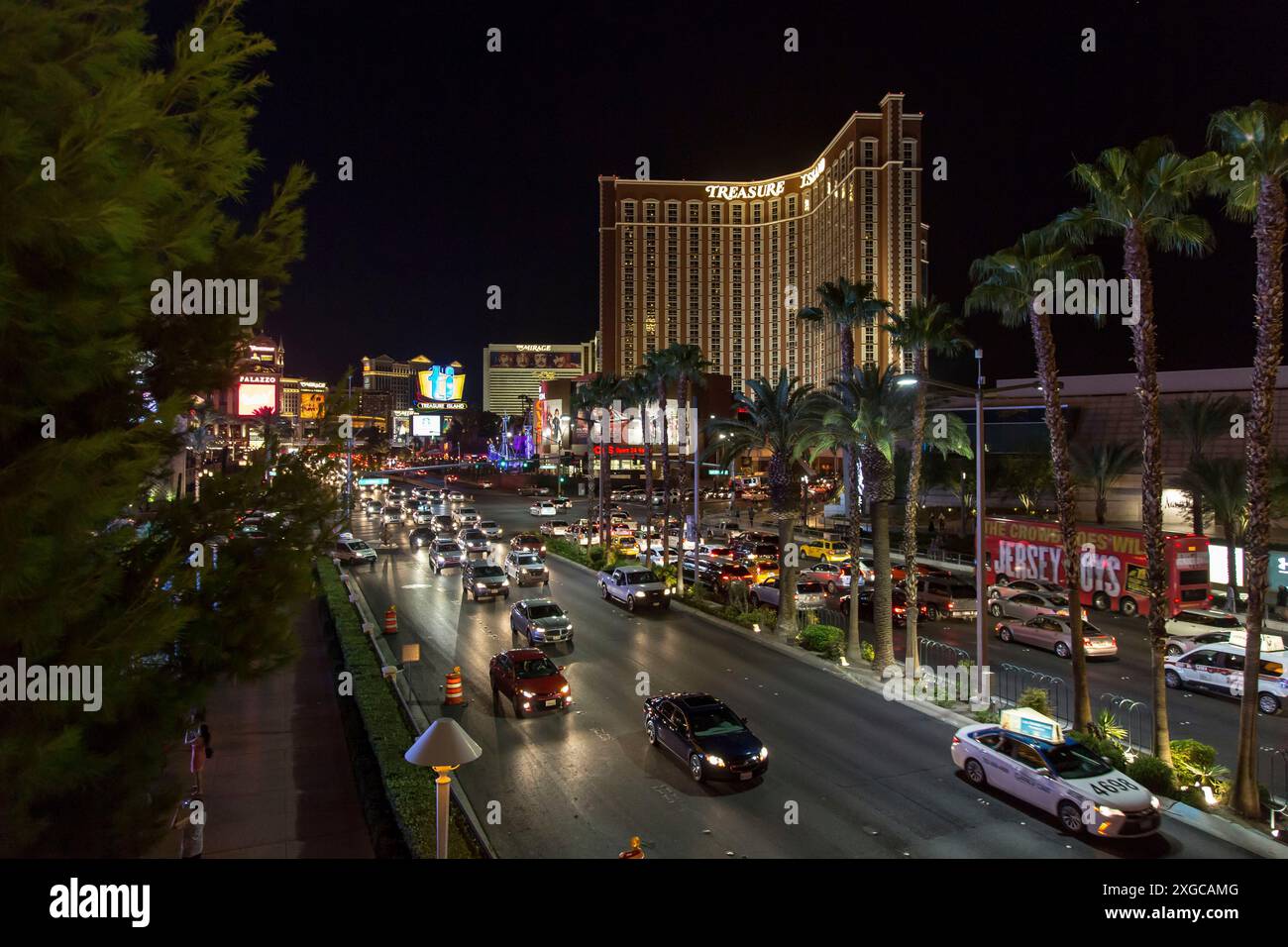 Stati Uniti, Nevada, Clarks County, Las Vegas, traffico sulla Strip, Las Vegas Boulevard e Treasure Island Hotel and Casino sullo sfondo Foto Stock